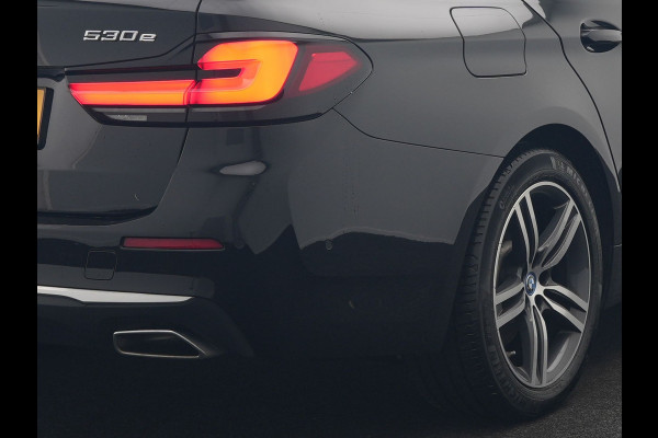 BMW 5 Serie Touring 530e Luxury Line Plug In Hybrid 293pk Dealer O.H PHEV | Trekhaak Af Fabriek | Camera | Comfortstoelen Memory & Verwarmd | Cruise Control | Apple Carplay | Navigatie | Virtual | DAB | 18" L.M | BMW LED |