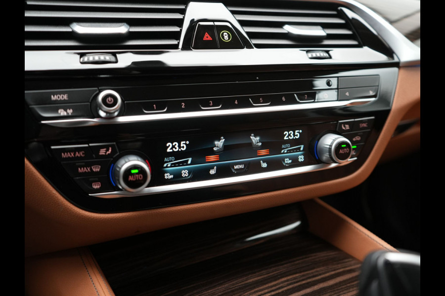 BMW 5 Serie Touring 530e Luxury Line Plug In Hybrid 293pk Dealer O.H PHEV | Trekhaak Af Fabriek | Camera | Comfortstoelen Memory & Verwarmd | Cruise Control | Apple Carplay | Navigatie | Virtual | DAB | 18" L.M | BMW LED |