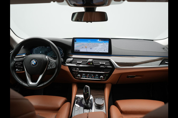 BMW 5 Serie Touring 530e Luxury Line Plug In Hybrid 293pk Dealer O.H PHEV | Trekhaak Af Fabriek | Camera | Comfortstoelen Memory & Verwarmd | Cruise Control | Apple Carplay | Navigatie | Virtual | DAB | 18" L.M | BMW LED |