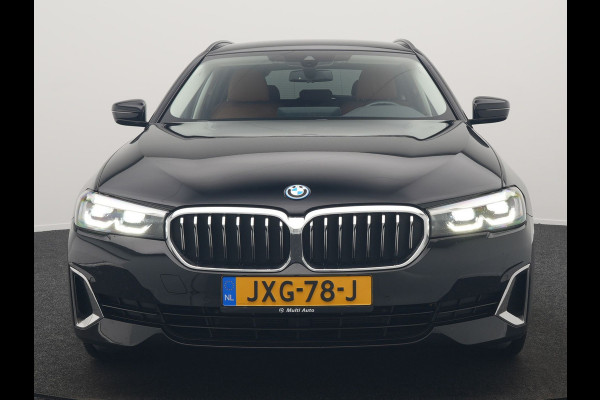 BMW 5 Serie Touring 530e Luxury Line Plug In Hybrid 293pk Dealer O.H PHEV | Trekhaak Af Fabriek | Camera | Comfortstoelen Memory & Verwarmd | Cruise Control | Apple Carplay | Navigatie | Virtual | DAB | 18" L.M | BMW LED |