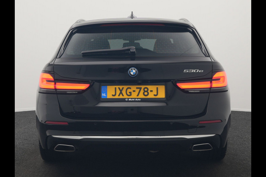 BMW 5 Serie Touring 530e Luxury Line Plug In Hybrid 293pk Dealer O.H PHEV | Trekhaak Af Fabriek | Camera | Comfortstoelen Memory & Verwarmd | Cruise Control | Apple Carplay | Navigatie | Virtual | DAB | 18" L.M | BMW LED |