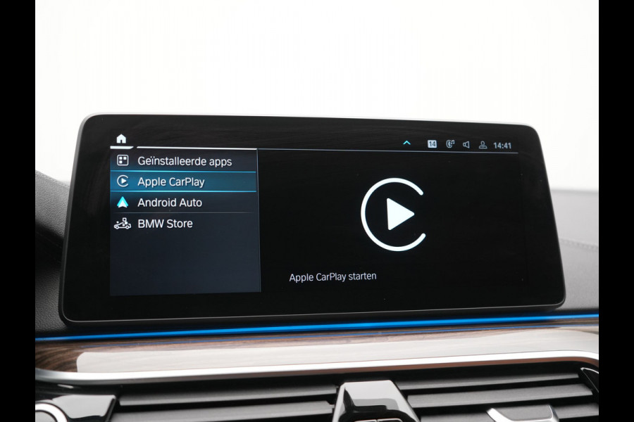 BMW 5 Serie Touring 530e Luxury Line Plug In Hybrid 293pk Dealer O.H PHEV | Trekhaak Af Fabriek | Camera | Comfortstoelen Memory & Verwarmd | Cruise Control | Apple Carplay | Navigatie | Virtual | DAB | 18" L.M | BMW LED |