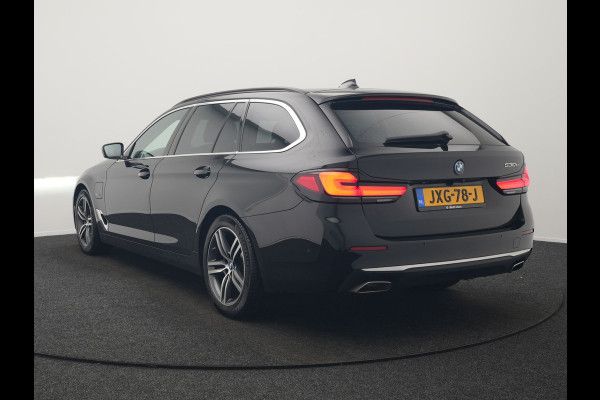 BMW 5 Serie Touring 530e Luxury Line Plug In Hybrid 293pk Dealer O.H PHEV | Trekhaak Af Fabriek | Camera | Comfortstoelen Memory & Verwarmd | Cruise Control | Apple Carplay | Navigatie | Virtual | DAB | 18" L.M | BMW LED |
