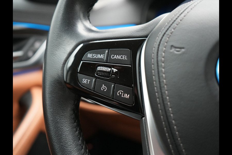 BMW 5 Serie Touring 530e Luxury Line Plug In Hybrid 293pk Dealer O.H PHEV | Trekhaak Af Fabriek | Camera | Comfortstoelen Memory & Verwarmd | Cruise Control | Apple Carplay | Navigatie | Virtual | DAB | 18" L.M | BMW LED |