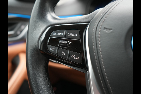 BMW 5 Serie Touring 530e Luxury Line Plug In Hybrid 293pk Dealer O.H PHEV | Trekhaak Af Fabriek | Camera | Comfortstoelen Memory & Verwarmd | Cruise Control | Apple Carplay | Navigatie | Virtual | DAB | 18" L.M | BMW LED |