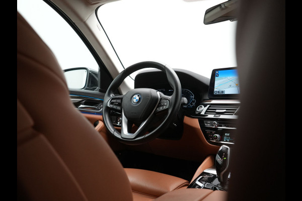 BMW 5 Serie Touring 530e Luxury Line Plug In Hybrid 293pk Dealer O.H PHEV | Trekhaak Af Fabriek | Camera | Comfortstoelen Memory & Verwarmd | Cruise Control | Apple Carplay | Navigatie | Virtual | DAB | 18" L.M | BMW LED |