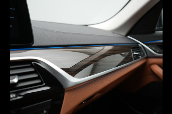 BMW 5 Serie Touring 530e Luxury Line Plug In Hybrid 293pk Dealer O.H PHEV | Trekhaak Af Fabriek | Camera | Comfortstoelen Memory & Verwarmd | Cruise Control | Apple Carplay | Navigatie | Virtual | DAB | 18" L.M | BMW LED |