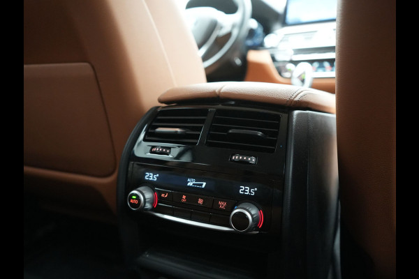 BMW 5 Serie Touring 530e Luxury Line Plug In Hybrid 293pk Dealer O.H PHEV | Trekhaak Af Fabriek | Camera | Comfortstoelen Memory & Verwarmd | Cruise Control | Apple Carplay | Navigatie | Virtual | DAB | 18" L.M | BMW LED |