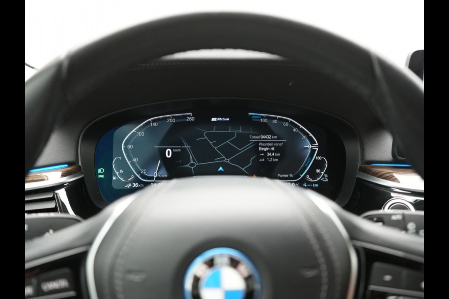 BMW 5 Serie Touring 530e Luxury Line Plug In Hybrid 293pk Dealer O.H PHEV | Trekhaak Af Fabriek | Camera | Comfortstoelen Memory & Verwarmd | Cruise Control | Apple Carplay | Navigatie | Virtual | DAB | 18" L.M | BMW LED |