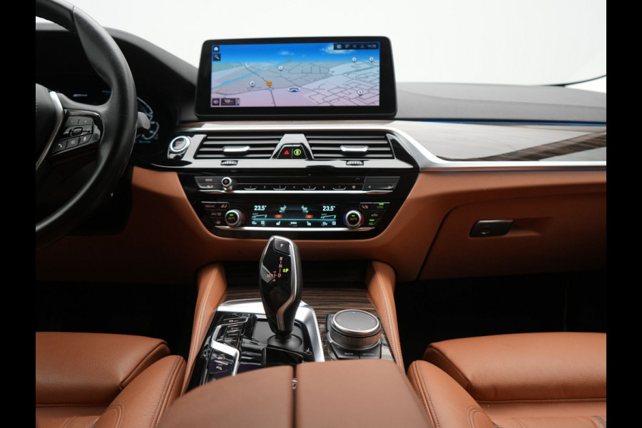 BMW 5 Serie Touring 530e Luxury Line Plug In Hybrid 293pk Dealer O.H PHEV | Trekhaak Af Fabriek | Camera | Comfortstoelen Memory & Verwarmd | Cruise Control | Apple Carplay | Navigatie | Virtual | DAB | 18" L.M | BMW LED |