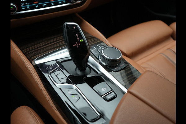 BMW 5 Serie Touring 530e Luxury Line Plug In Hybrid 293pk Dealer O.H PHEV | Trekhaak Af Fabriek | Camera | Comfortstoelen Memory & Verwarmd | Cruise Control | Apple Carplay | Navigatie | Virtual | DAB | 18" L.M | BMW LED |