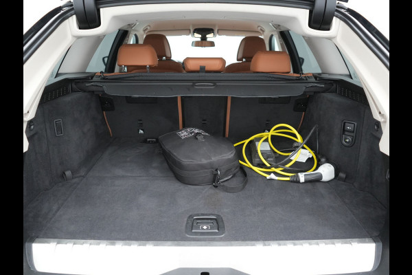 BMW 5 Serie Touring 530e Luxury Line Plug In Hybrid 293pk Dealer O.H PHEV | Trekhaak Af Fabriek | Camera | Comfortstoelen Memory & Verwarmd | Cruise Control | Apple Carplay | Navigatie | Virtual | DAB | 18" L.M | BMW LED |
