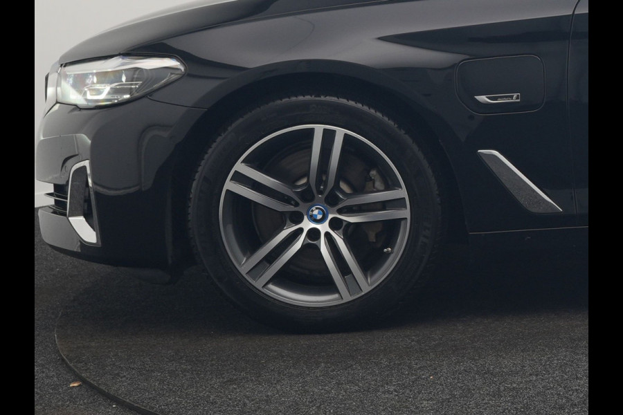 BMW 5 Serie Touring 530e Luxury Line Plug In Hybrid 293pk Dealer O.H PHEV | Trekhaak Af Fabriek | Camera | Comfortstoelen Memory & Verwarmd | Cruise Control | Apple Carplay | Navigatie | Virtual | DAB | 18" L.M | BMW LED |
