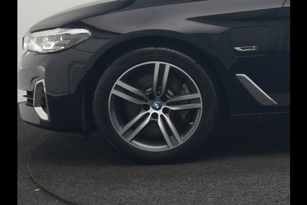 BMW 5 Serie Touring 530e Luxury Line Plug In Hybrid 293pk Dealer O.H PHEV | Trekhaak Af Fabriek | Camera | Comfortstoelen Memory & Verwarmd | Cruise Control | Apple Carplay | Navigatie | Virtual | DAB | 18" L.M | BMW LED |