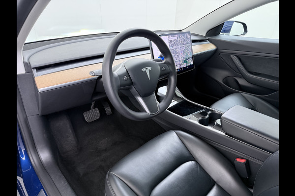 Tesla Model 3 RWD SR plus 325PK LFP Accu Trekhaak Lmv 18" AutoPilot Leder Panoramadak Adaptive-Cruise Camera's Elektr.-Stuur+Stoelen+Spiegels+ Navi LED DAB Voorverwarmen Keyless One-Pedal-Drive SOH 88% 1e Eigenaar Origineel Nederlandse Auto Fabrieksgarantie op Accu en Motor tot 15-12-2028/160.000km