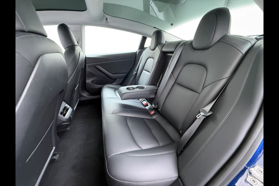 Tesla Model 3 RWD SR plus 325PK LFP Accu Trekhaak Lmv 18" AutoPilot Leder Panoramadak Adaptive-Cruise Camera's Elektr.-Stuur+Stoelen+Spiegels+ Navi LED DAB Voorverwarmen Keyless One-Pedal-Drive SOH 88% 1e Eigenaar Origineel Nederlandse Auto Fabrieksgarantie op Accu en Motor tot 15-12-2028/160.000km