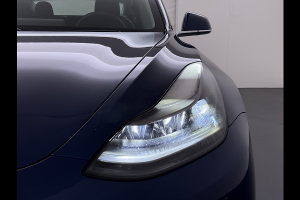 Tesla Model 3 RWD SR plus 325PK LFP Accu Trekhaak Lmv 18" AutoPilot Leder Panoramadak Adaptive-Cruise Camera's Elektr.-Stuur+Stoelen+Spiegels+ Navi LED DAB Voorverwarmen Keyless One-Pedal-Drive SOH 88% 1e Eigenaar Origineel Nederlandse Auto Fabrieksgarantie op Accu en Motor tot 15-12-2028/160.000km