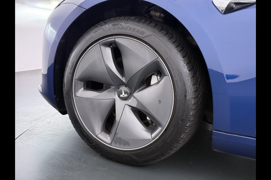 Tesla Model 3 RWD SR plus 325PK LFP Accu Trekhaak Lmv 18" AutoPilot Leder Panoramadak Adaptive-Cruise Camera's Elektr.-Stuur+Stoelen+Spiegels+ Navi LED DAB Voorverwarmen Keyless One-Pedal-Drive SOH 88% 1e Eigenaar Origineel Nederlandse Auto Fabrieksgarantie op Accu en Motor tot 15-12-2028/160.000km