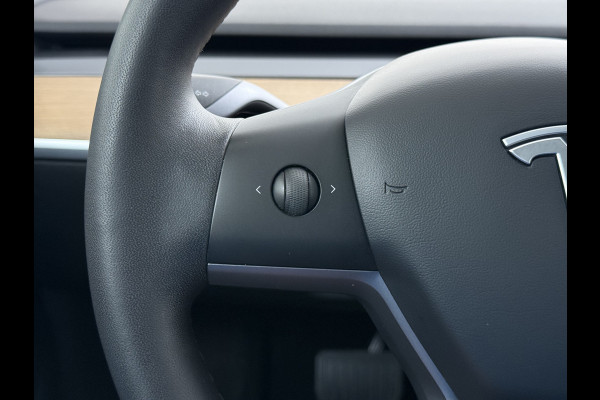 Tesla Model 3 RWD SR plus 325PK LFP Accu Trekhaak Lmv 18" AutoPilot Leder Panoramadak Adaptive-Cruise Camera's Elektr.-Stuur+Stoelen+Spiegels+ Navi LED DAB Voorverwarmen Keyless One-Pedal-Drive SOH 88% 1e Eigenaar Origineel Nederlandse Auto Fabrieksgarantie op Accu en Motor tot 15-12-2028/160.000km