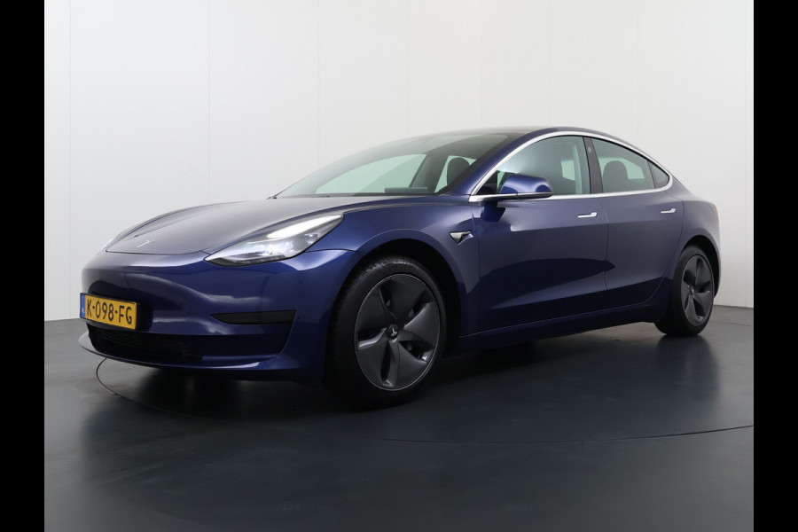 Tesla Model 3 RWD SR plus 325PK LFP Accu Trekhaak Lmv 18" AutoPilot Leder Panoramadak Adaptive-Cruise Camera's Elektr.-Stuur+Stoelen+Spiegels+ Navi LED DAB Voorverwarmen Keyless One-Pedal-Drive SOH 88% 1e Eigenaar Origineel Nederlandse Auto Fabrieksgarantie op Accu en Motor tot 15-12-2028/160.000km