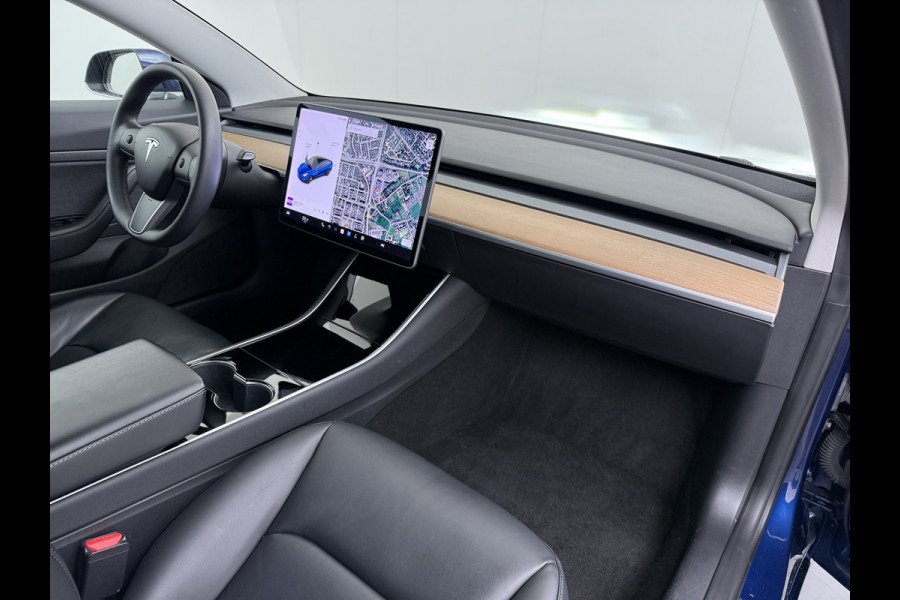 Tesla Model 3 RWD SR plus 325PK LFP Accu Trekhaak Lmv 18" AutoPilot Leder Panoramadak Adaptive-Cruise Camera's Elektr.-Stuur+Stoelen+Spiegels+ Navi LED DAB Voorverwarmen Keyless One-Pedal-Drive SOH 88% 1e Eigenaar Origineel Nederlandse Auto Fabrieksgarantie op Accu en Motor tot 15-12-2028/160.000km