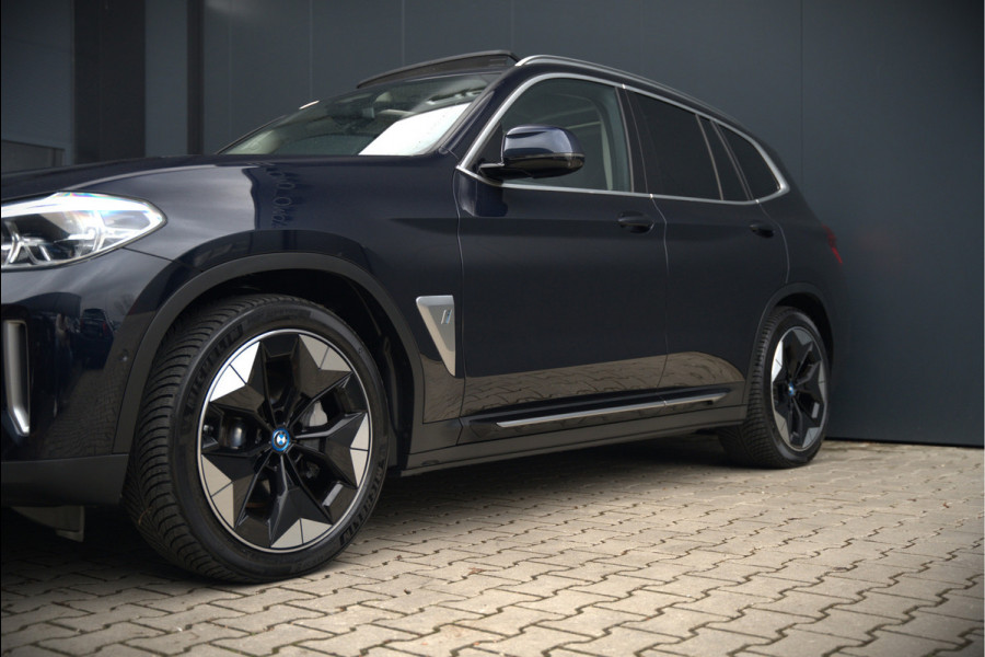 BMW iX3 High Executive 80 kWh | Panoramadak | Keyless | Stoelverwarming | Harman Kardon | Memory Seat | Head-Up Display | 360 Camera | Adaptief Onderstel | Trekhaak | Adaptive LED | Elektrische Stoelen | Apple Carplay |