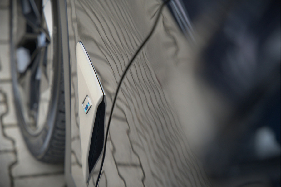 BMW iX3 High Executive 80 kWh | Panoramadak | Keyless | Stoelverwarming | Harman Kardon | Memory Seat | Head-Up Display | 360 Camera | Adaptief Onderstel | Trekhaak | Adaptive LED | Elektrische Stoelen | Apple Carplay |