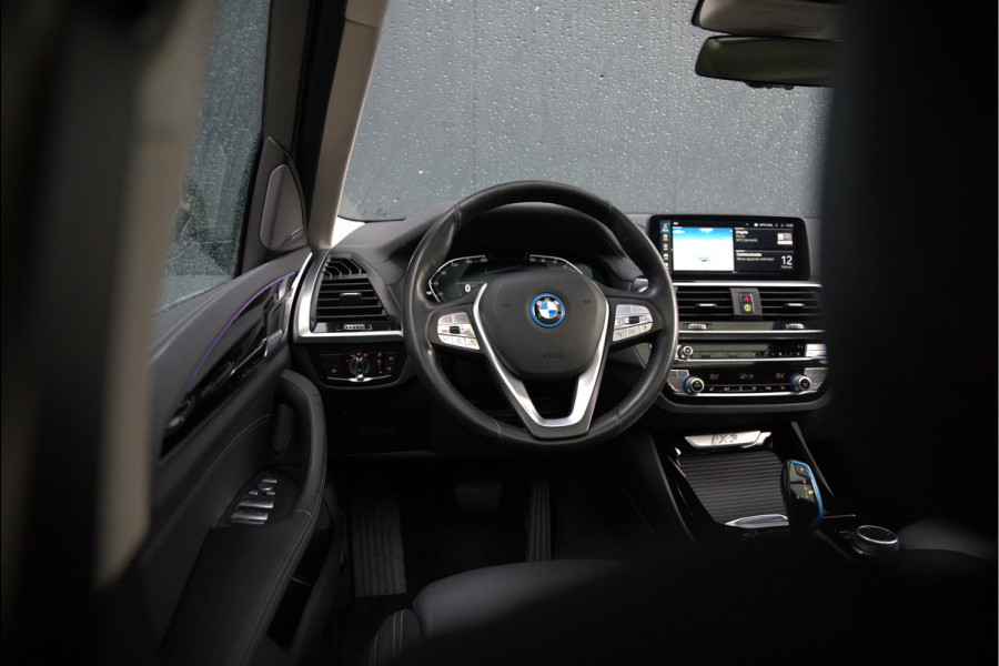 BMW iX3 High Executive 80 kWh | Panoramadak | Keyless | Stoelverwarming | Harman Kardon | Memory Seat | Head-Up Display | 360 Camera | Adaptief Onderstel | Trekhaak | Adaptive LED | Elektrische Stoelen | Apple Carplay |