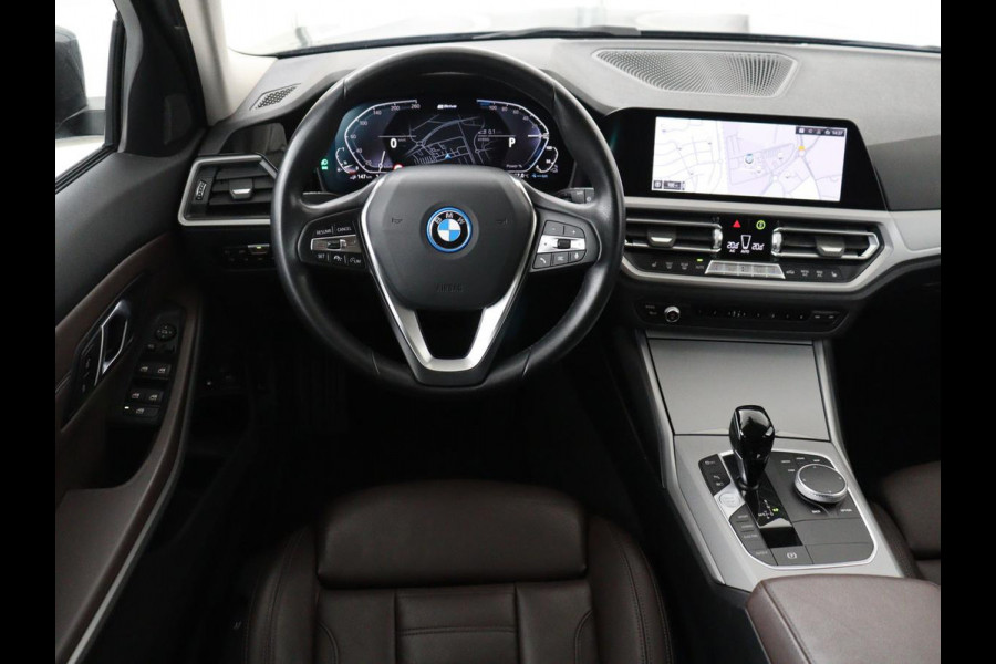 BMW 3-serie 320e Business Edition Plus | Panoramadak | Adaptive cruise | Leder | Sportstoelen | Stoelverwarming | Live Cockpit | Camera | Safety Pack | LaserLight | Carplay | Keyless | PHEV | Plug In