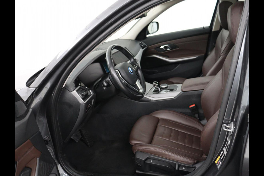 BMW 3-serie 320e Business Edition Plus | Panoramadak | Adaptive cruise | Leder | Sportstoelen | Stoelverwarming | Live Cockpit | Camera | Safety Pack | LaserLight | Carplay | Keyless | PHEV | Plug In