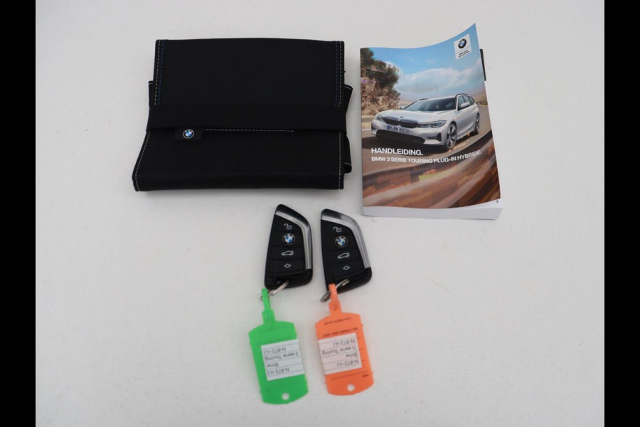 BMW 3-serie 320e Business Edition Plus | Panoramadak | Adaptive cruise | Leder | Sportstoelen | Stoelverwarming | Live Cockpit | Camera | Safety Pack | LaserLight | Carplay | Keyless | PHEV | Plug In