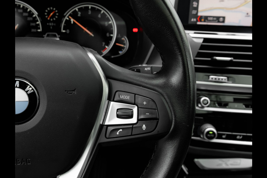 BMW X3 sDrive20i xLine - Pano - Trekhaak - Head-Up - Camera - Hifi