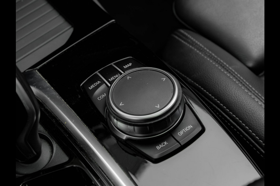 BMW X3 sDrive20i xLine - Pano - Trekhaak - Head-Up - Camera - Hifi
