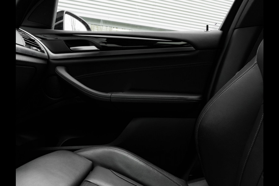 BMW X3 sDrive20i xLine - Pano - Trekhaak - Head-Up - Camera - Hifi