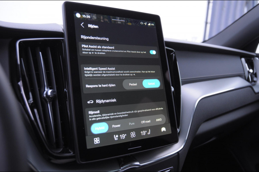 Volvo XC60 T6 350PK Automaat AWD Ultra Black Edition Facelift/ Head-up display/ Harman Kardon audio/ BLIS/ Elektrischbedienbare stoelen met geheugen / Panoramadak/ Adaptive cruise control/ Pilot assist/ Apple Carplay/ Android auto/