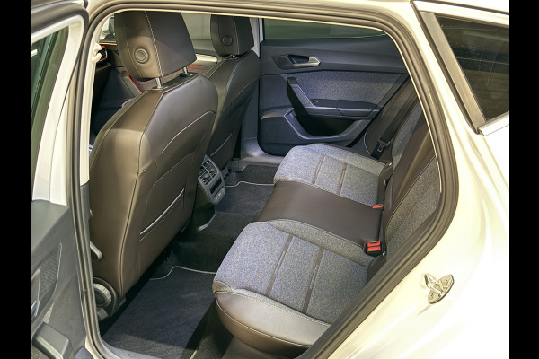 Seat Leon 1.5 eTSI Style Business Intense | Camera | Apple Carplay | Keyless