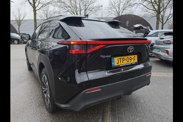 Toyota Bz4x Dynamic 71 kWh SOH 100% | 3-FASE | 5.000 KM | NAVIGATIE | 360° CAMERA + PDC | STUUR- & STOELVERWARMING | ADAPTIEVE CRUISE CONTROL | ELEKTRISCHE ACHTERKLEP | FABRIEKSGARANTIE 3034!