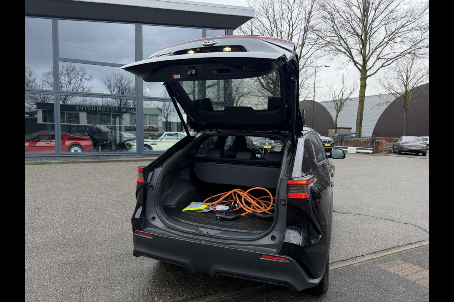 Toyota Bz4x Dynamic 71 kWh SOH 100% | 3-FASE | 5.000 KM | NAVIGATIE | 360° CAMERA + PDC | STUUR- & STOELVERWARMING | ADAPTIEVE CRUISE CONTROL | ELEKTRISCHE ACHTERKLEP | FABRIEKSGARANTIE 3034!