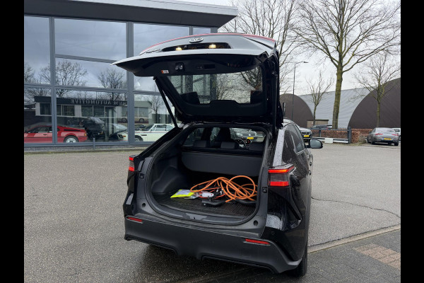 Toyota Bz4x Dynamic 71 kWh SOH 100% | 3-FASE | 5.000 KM | NAVIGATIE | 360° CAMERA + PDC | STUUR- & STOELVERWARMING | ADAPTIEVE CRUISE CONTROL | ELEKTRISCHE ACHTERKLEP | FABRIEKSGARANTIE 3034!
