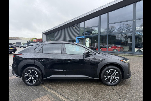 Toyota Bz4x Dynamic 71 kWh SOH 100% | 3-FASE | 5.000 KM | NAVIGATIE | 360° CAMERA + PDC | STUUR- & STOELVERWARMING | ADAPTIEVE CRUISE CONTROL | ELEKTRISCHE ACHTERKLEP | FABRIEKSGARANTIE 3034!