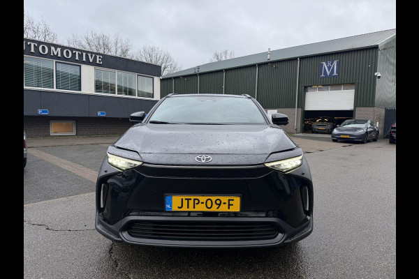 Toyota Bz4x Dynamic 71 kWh SOH 100% | 3-FASE | 5.000 KM | NAVIGATIE | 360° CAMERA + PDC | STUUR- & STOELVERWARMING | ADAPTIEVE CRUISE CONTROL | ELEKTRISCHE ACHTERKLEP | FABRIEKSGARANTIE 3034!