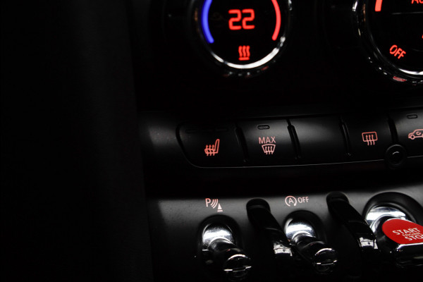 MINI Cabrio 2.0 John Cooper Works 232pk HUD Navi Leer Camera Harman K. PDC Carplay Keyless Go & Entry LM velgen Zwarte binnenhemel Stoelverwarming Sportstoelen LED BTW auto!
