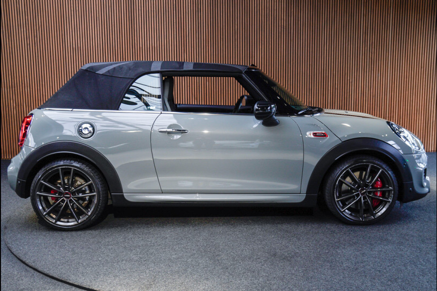MINI Cabrio 2.0 John Cooper Works 232pk HUD Navi Leer Camera Harman K. PDC Carplay Keyless Go & Entry LM velgen Zwarte binnenhemel Stoelverwarming Sportstoelen LED BTW auto!