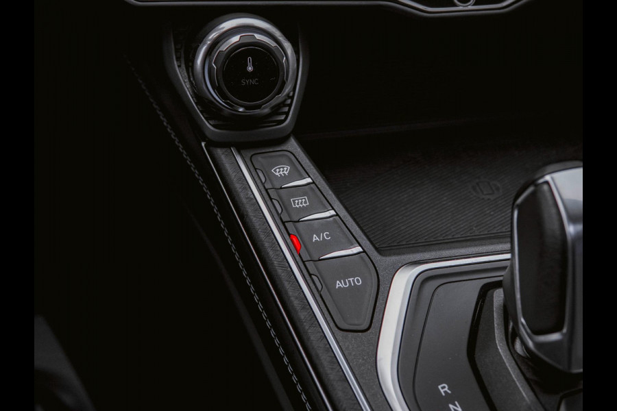 Lynk & Co 01 1.5 Black Edition Trekhaak|Panoramadak|360° Camera|ACC|Stoelverwarming|Navi|Carplay