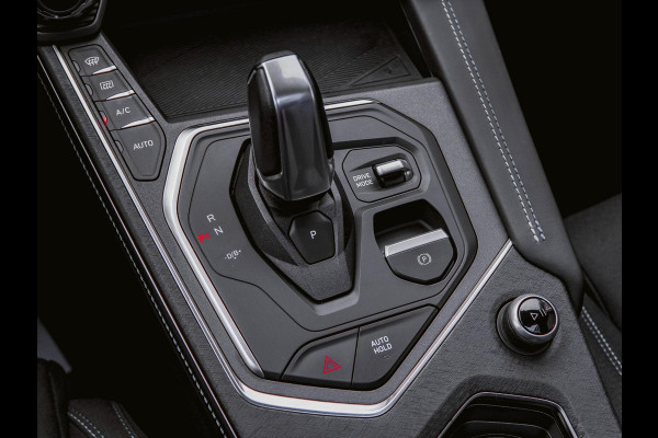 Lynk & Co 01 1.5 Black Edition Trekhaak|Panoramadak|360° Camera|ACC|Stoelverwarming|Navi|Carplay