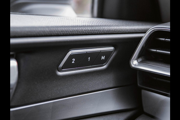 Lynk & Co 01 1.5 Black Edition Trekhaak|Panoramadak|360° Camera|ACC|Stoelverwarming|Navi|Carplay