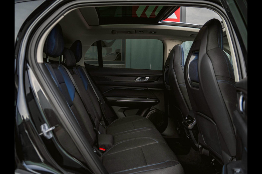 Lynk & Co 01 1.5 Black Edition Trekhaak|Panoramadak|360° Camera|ACC|Stoelverwarming|Navi|Carplay