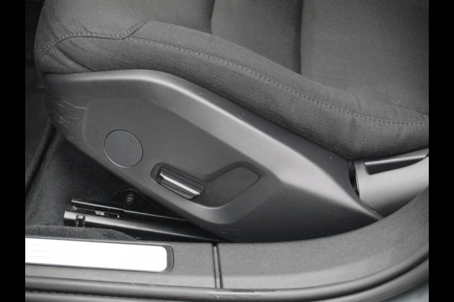 Volvo V60 2.0 B3 Momentum Advantage | Camera | Trekhaak | Apple Carplay | Cruise Control |