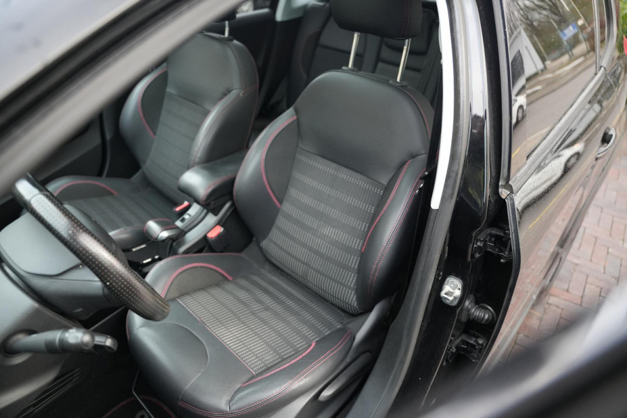 Peugeot 2008 1.2 PureTech GT-line Black on black Panoramadak Lederen bekleding