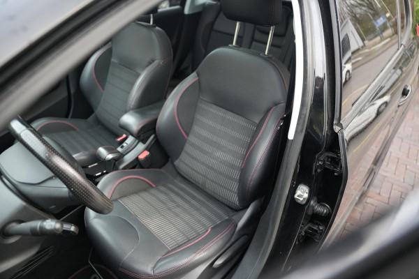 Peugeot 2008 1.2 PureTech GT-line Black on black Panoramadak Lederen bekleding